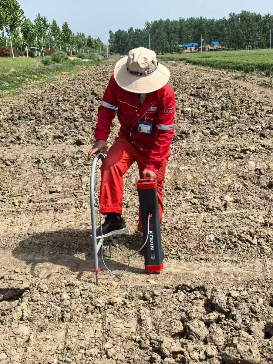 埋地管道防腐層探測儀使用現場(chǎng)
